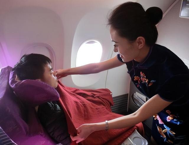 西是免费给的如果不主动要求空姐不会主动给j9九游真人游戏第一平台飞机上这几样东(图1)