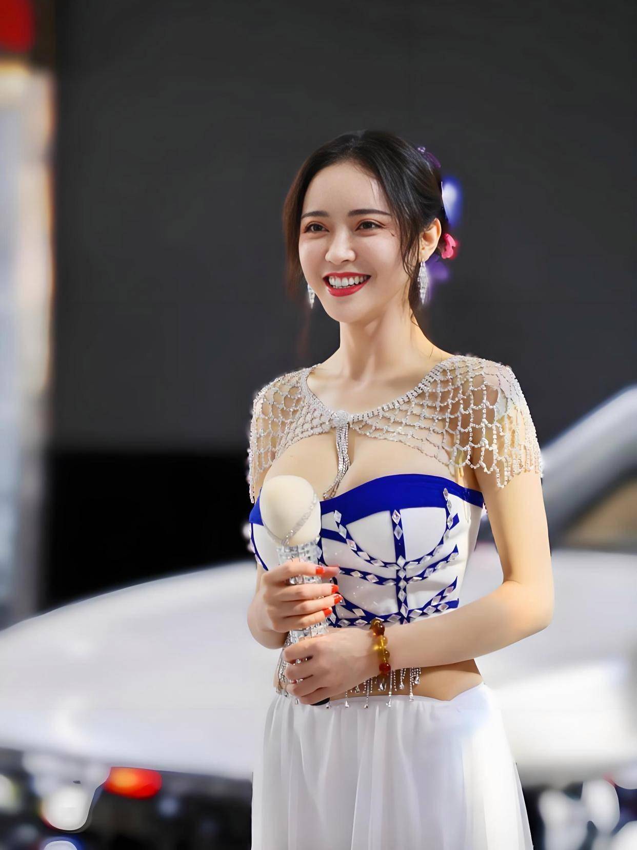 的3部电影这魔鬼身材不愧是模特出身！j9九游会俱乐部登录入口潘春春最惊艳(图7)